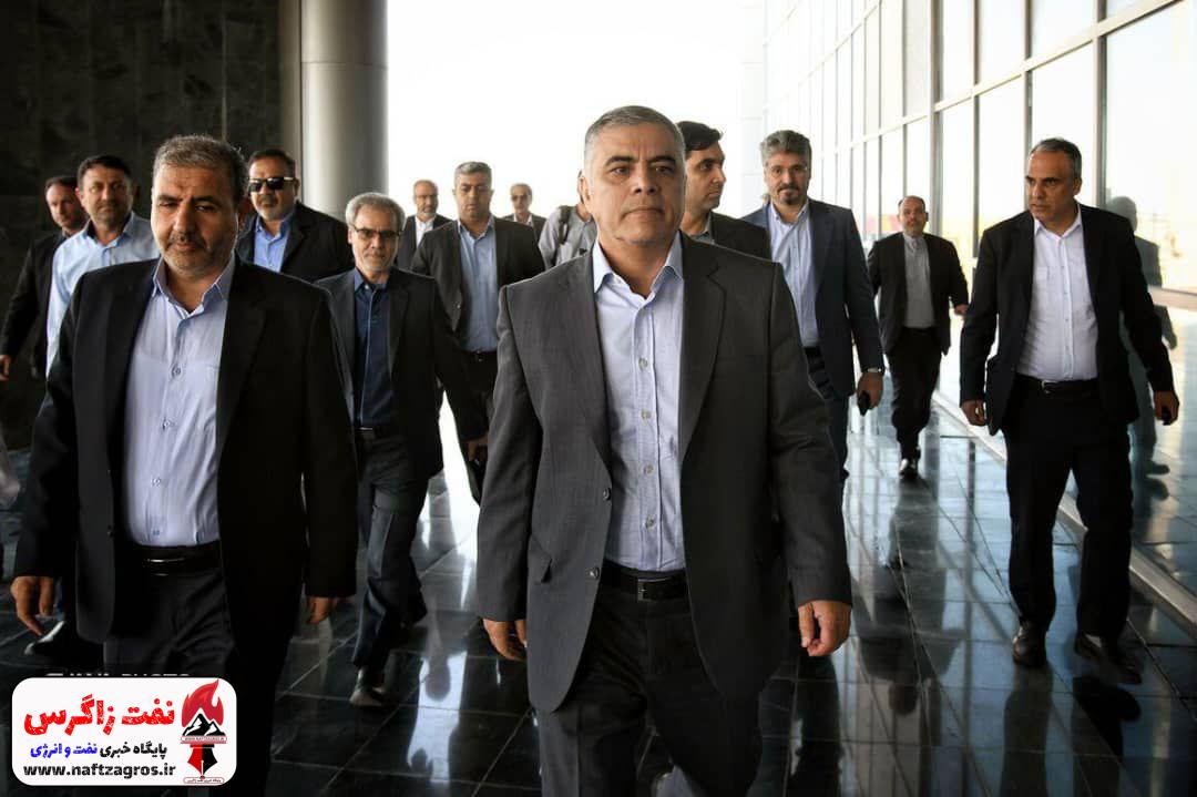 وزیر نفت؛ تمامقد در کنار سربازان خط مقدم تولید کشور هستیم. وزیر نفت؛ تمامقد در کنار سربازان خط مقدم تولید کشور هستیم.