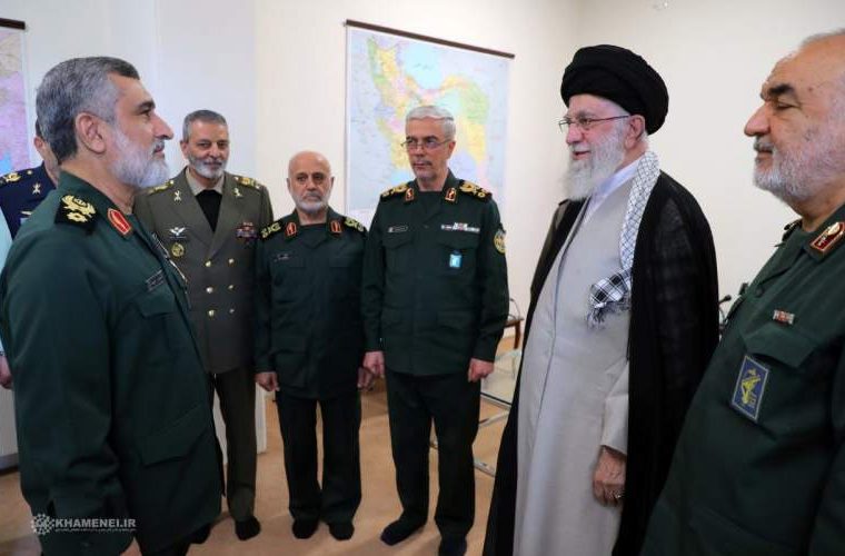 اعطای نشان به سردار سپاه در پی حمله به اسرائیل اعطای نشان به سردار سپاه در پی حمله به اسرائیل