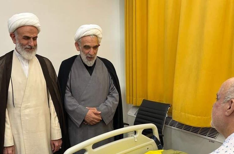 هدیه رهبر انقلاب به سفیر ایران در لبنان هدیه رهبر انقلاب به سفیر ایران در لبنان