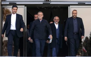 ادامه سنگ‌اندازی‌ها تا زمین خوردن پزشکیان 