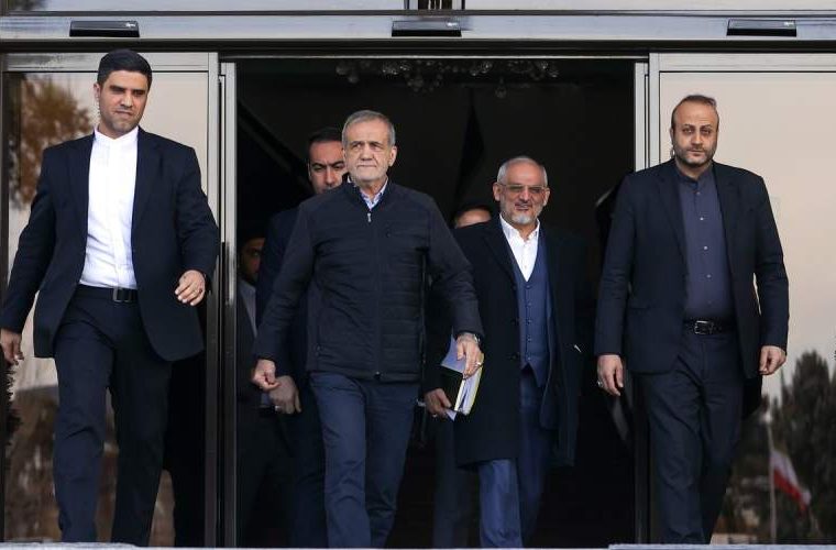 ادامه سنگاندازیها تا زمین خوردن پزشکیان ادامه سنگاندازیها تا زمین خوردن پزشکیان