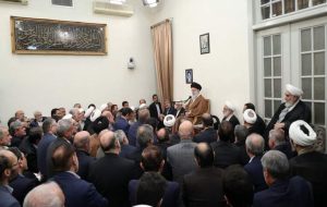 مسائل کشور را به گفت‌وگوها گره نزنیم