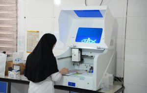 اهدای تجهیزات آزمایشگاهی تشخیص هورمونی توسط شرکت صنایع پلیمر گچساران/ گامی مهم در راستای ارتقای سلامت زنان باردار و کودکان گچسارانی