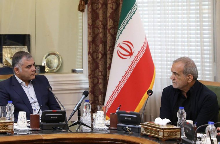 دیدار سرزده رئیسجمهوری از وزارت نفت؛ قدردانی از عملکرد ۱۲ روزه در مدیریت جنگ دیدار سرزده رئیسجمهوری از وزارت نفت؛ قدردانی از عملکرد ۱۲ روزه در مدیریت جنگ