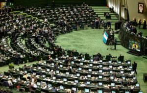 نگاه مذبذب به مسائل فرهنگی و مذهبی