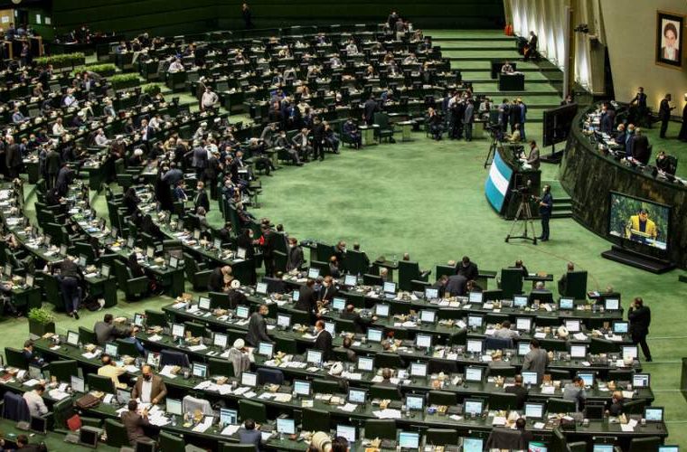 نگاه مذبذب به مسائل فرهنگی و مذهبی نگاه مذبذب به مسائل فرهنگی و مذهبی