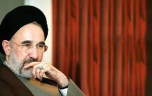 تصاویر جدید از سیدمحمد خاتمی بر مزار پدرش