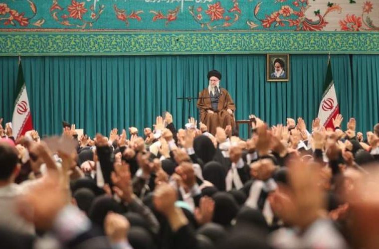 اسلام بر رعایت کامل احترام زن تأکید دارد