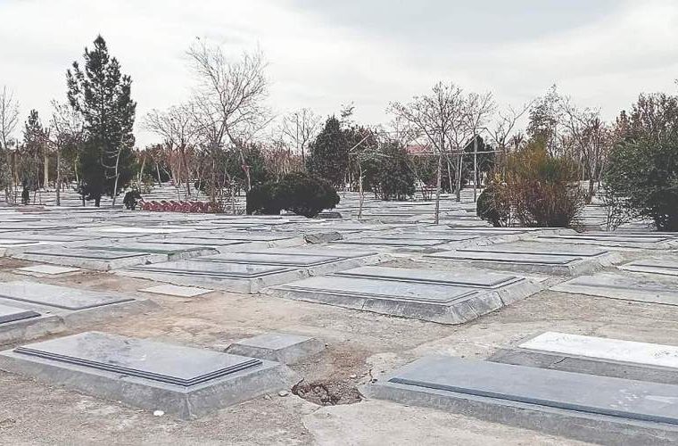 بوی خون هنوز در هوا نفس میکشد بوی خون هنوز در هوا نفس میکشد