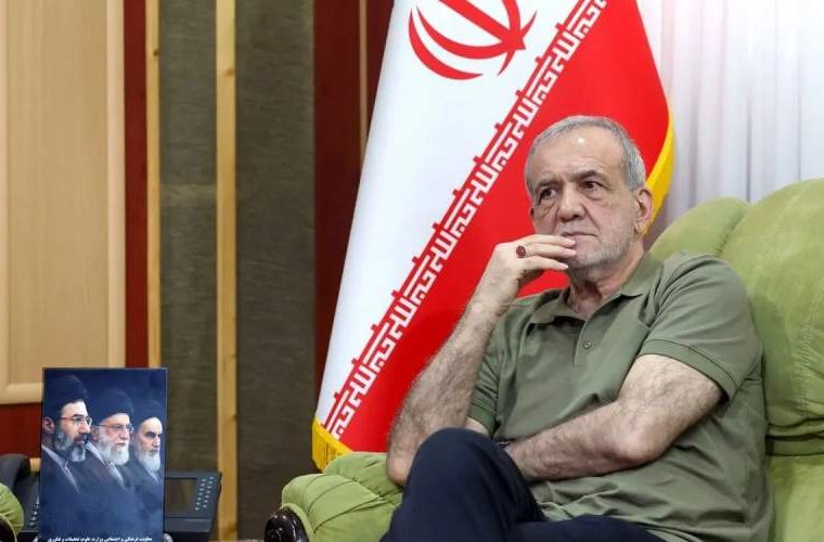 آقای پزشکیان! تصمیمات شجاعانه بگیر! شجاعانه تر از درآوردن کت آقای پزشکیان! تصمیمات شجاعانه بگیر! شجاعانه تر از درآوردن کت
