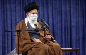 رهبر انقلاب : تعرفه‌ پرستاری به‌طور جدی در این دولت دنبال شود / حقایق را روایت کنید و الّا دشمن به‌ دروغ روایت می‌کند