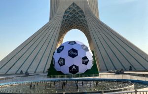 توپ ۷ تُنیِ جام جهانی فوتبال در میدان آزادی