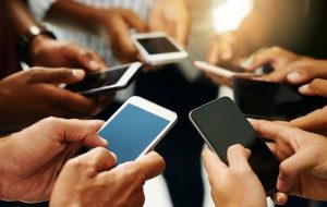 علائمی که نشان می‌دهد شما به موبایل اعتیاد دارید /راهکارهای ترک اعتیاد