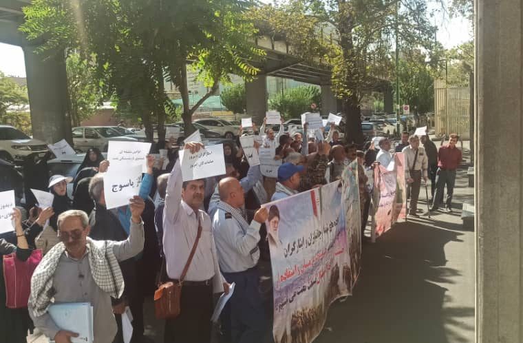 تجمع کارکنان ایثارگر کبر سن نفت و گاز گچساران مقابل ساختمان شرکت ملی نفت ایران+تصاویر تجمع کارکنان ایثارگر کبر سن نفت و گاز گچساران مقابل ساختمان شرکت ملی نفت ایران+تصاویر