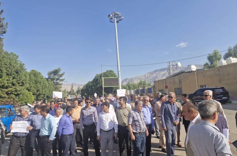 تجمع اعتراضی کارکنان شرکت بهره برداری نفت و گاز گچساران+تصاویر تجمع اعتراضی کارکنان شرکت بهره برداری نفت و گاز گچساران+تصاویر