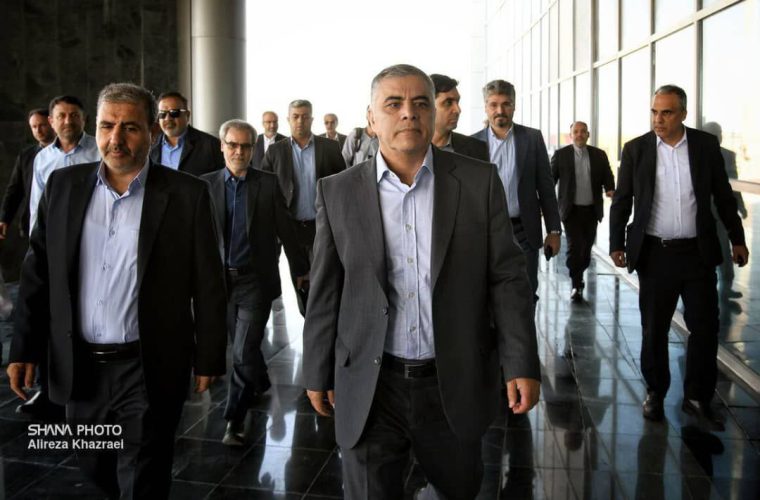 وزیر نفت؛ تمامقد در کنار سربازان خط مقدم تولید کشور هستیم. وزیر نفت؛ تمامقد در کنار سربازان خط مقدم تولید کشور هستیم.